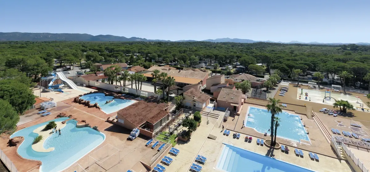 Vue aérienne du domaine, ses bassins et sa pinède